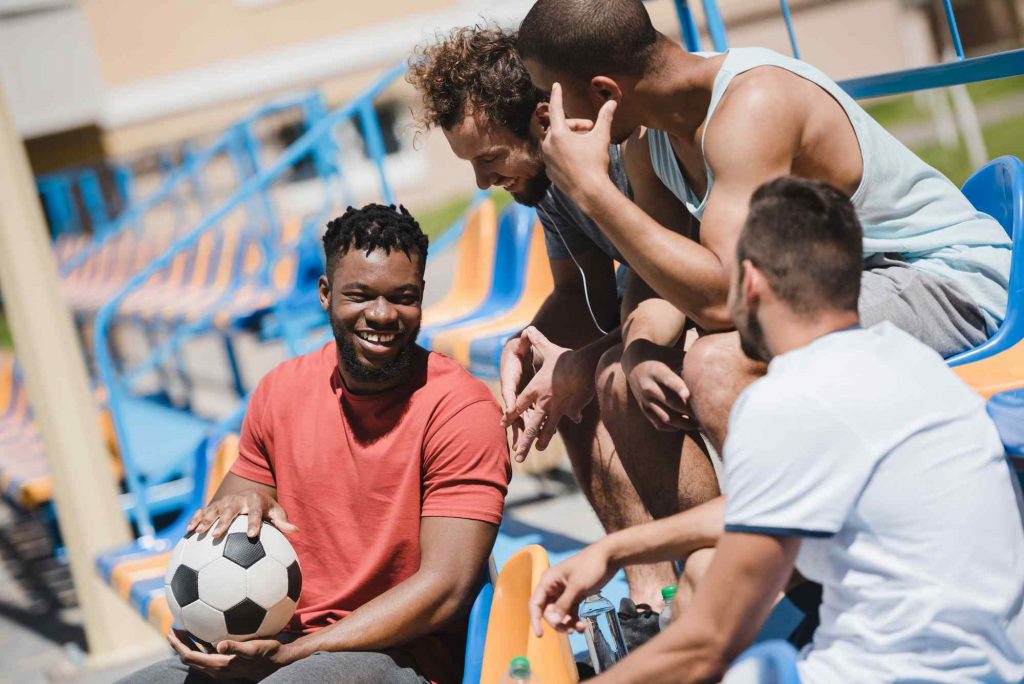 equipe-de-foot-qui-se-donne-des-conseils-pour-parier-en-ligne